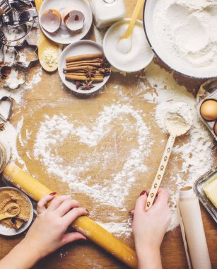 Pasta, kek, kendi elleriyle yemek. Seçici odak. 
