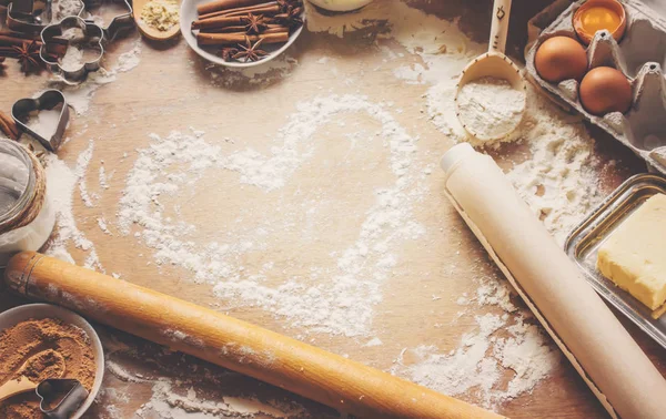 Pasta, kek, kendi elleriyle yemek. Seçici odak. — Stok fotoğraf