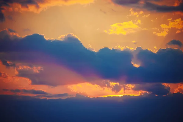 Las nubes en el cielo y los rayos del sol. puesta del sol, enfoque selectivo . — Foto de Stock