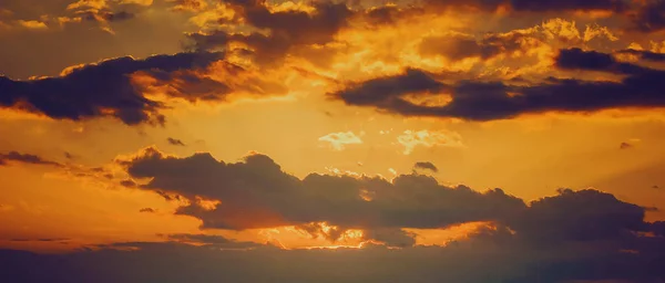 Le nuvole nel cielo e i raggi del sole. tramonto, focus selettivo . — Foto Stock