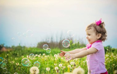 Çocuk kabarcıklar darbeler. Seçici odak.