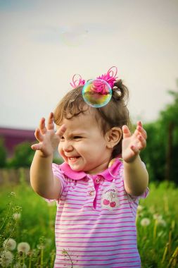 Çocuk kabarcıklar darbeler. Seçici odak.