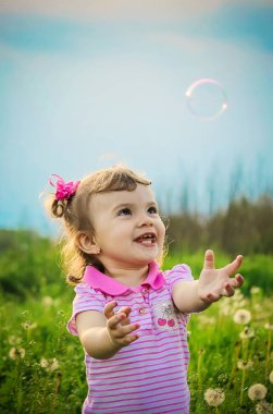 Çocuk kabarcıklar darbeler. Seçici odak.