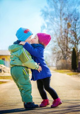 Kız ve oğlan iyi arkadaş oldular. Seçici odak.