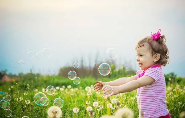 Çocuk kabarcıklar darbeler. Seçici odak.