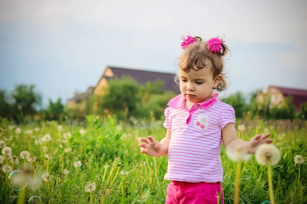 Barnet blåser bubblor. Selektivt fokus. — Stockfoto