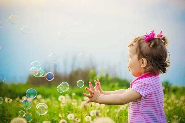 Çocuk kabarcıklar darbeler. Seçici odak.