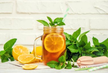 buzlu çay, limon ve nane. Seçici odak. 