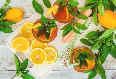 buzlu çay, limon ve nane. Seçici odak. 