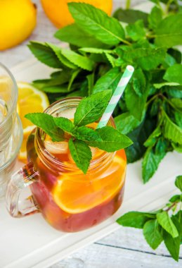 buzlu çay, limon ve nane. Seçici odak. 