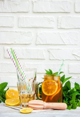 buzlu çay, limon ve nane. Seçici odak. 