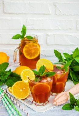 buzlu çay, limon ve nane. Seçici odak. 