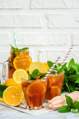 buzlu çay, limon ve nane. Seçici odak. 