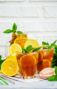 buzlu çay, limon ve nane. Seçici odak. 