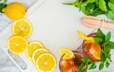 buzlu çay, limon ve nane. Seçici odak. 