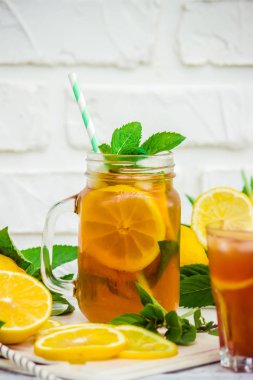buzlu çay, limon ve nane. Seçici odak. 