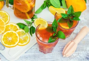 buzlu çay, limon ve nane. Seçici odak. 