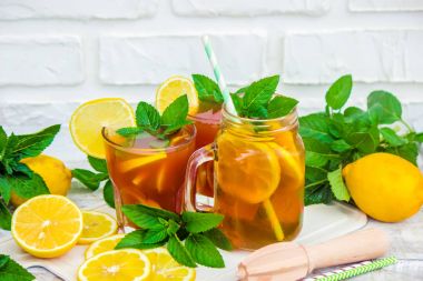 buzlu çay, limon ve nane. Seçici odak. 
