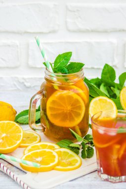 buzlu çay, limon ve nane. Seçici odak. 