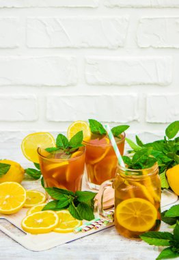 buzlu çay, limon ve nane. Seçici odak. 