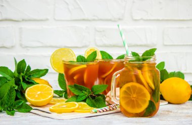 buzlu çay, limon ve nane. Seçici odak. 