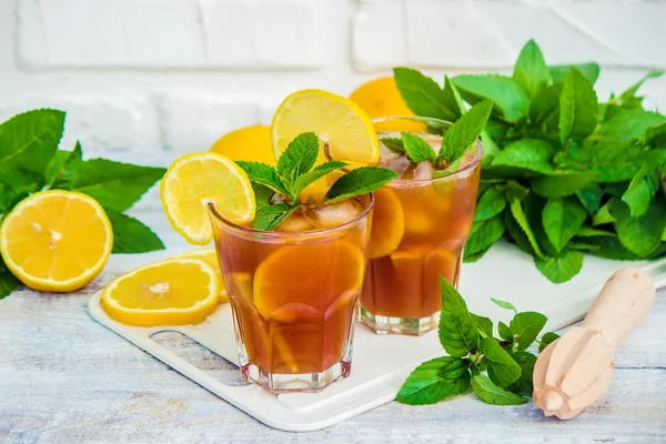 Té helado, limón y menta. Enfoque selectivo . —  Fotos de Stock