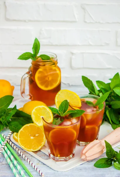 buzlu çay, limon ve nane. Seçici odak. 