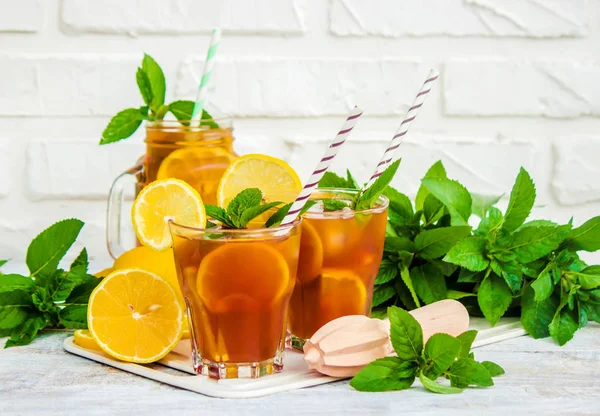 buzlu çay, limon ve nane. Seçici odak. 