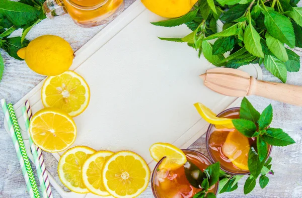 buzlu çay, limon ve nane. Seçici odak. 