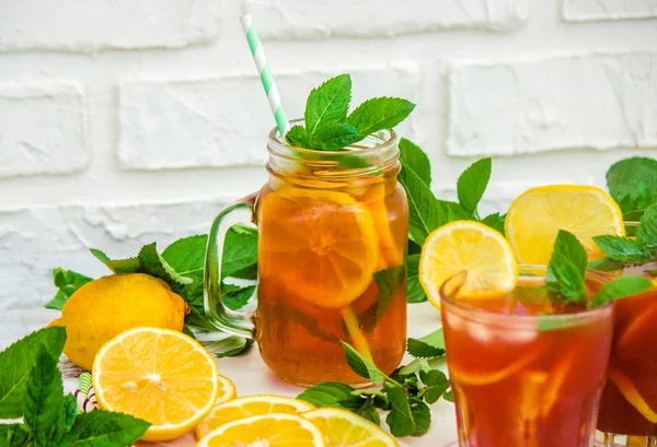 Iced tea, lemon and mint. Selective focus. — Stock Photo, Image