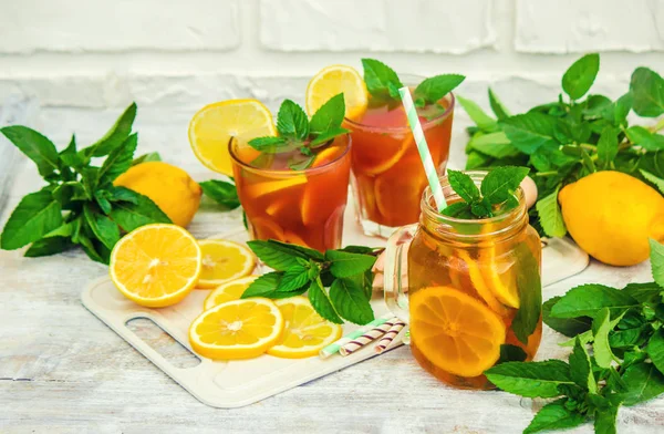 Té helado, limón y menta. Enfoque selectivo . —  Fotos de Stock