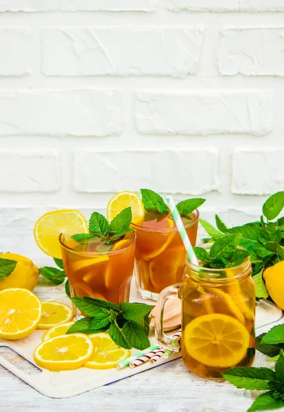 buzlu çay, limon ve nane. Seçici odak. 