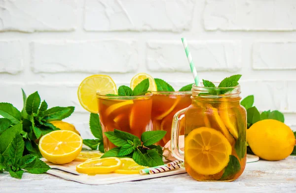 buzlu çay, limon ve nane. Seçici odak. 