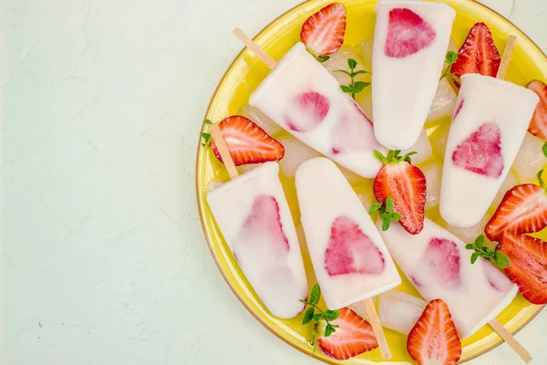 Crème glacée maison aux fraises. Concentration sélective . — Photo