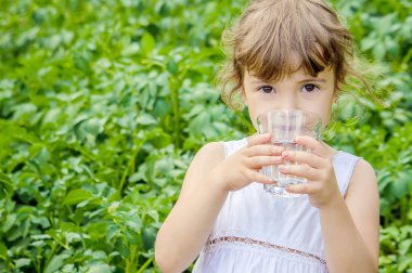 Çocuk içecek su.