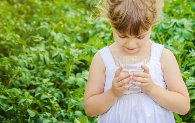 Çocuk içecek su.