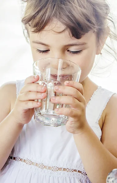 Criança bebe água . — Fotografia de Stock