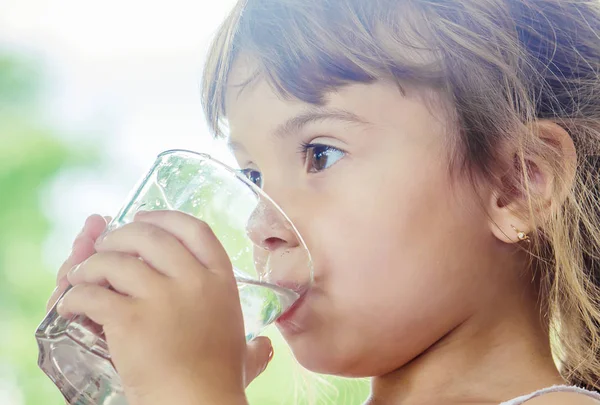 Çocuk içecek su.