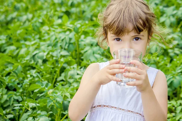 Çocuk içecek su.