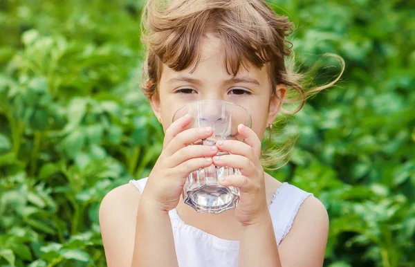 Ребенок пьет воду . — стоковое фото