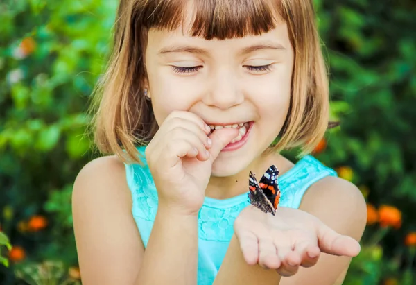Niño con una mariposa. Enfoque selectivo . —  Fotos de Stock