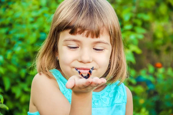 Enfant avec un papillon. Concentration sélective . — Photo