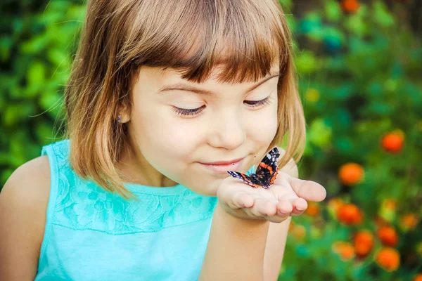 Barn med sommerfugl. Selektivt fokus . - Stock-foto