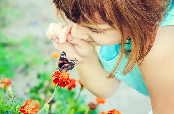 Kind mit einem Schmetterling. Selektiver Fokus. — Stockfoto