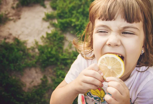 Dítě s citronem. Selektivní fokus. — Stock fotografie