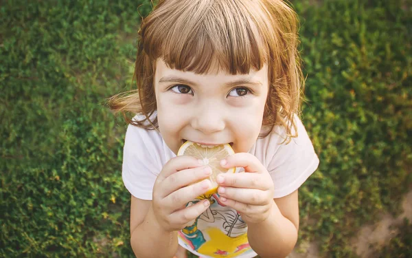 Niño con limón. Enfoque selectivo . — Foto de Stock