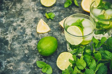 İçki limon ve nane. Seçici odak. 