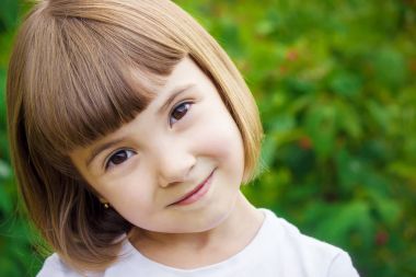 Bebek saç kesimi. Seçici odak. 