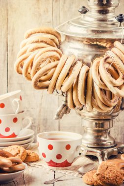 Semaver ve çay simit ile. Seçici odak.