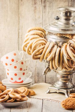 Semaver ve çay simit ile. Seçici odak.